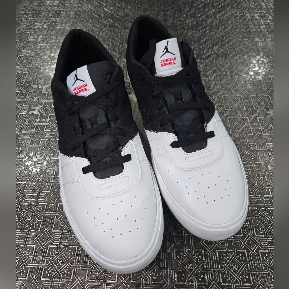 🐢 Jordan Series ES Shoes Black And White Size 13